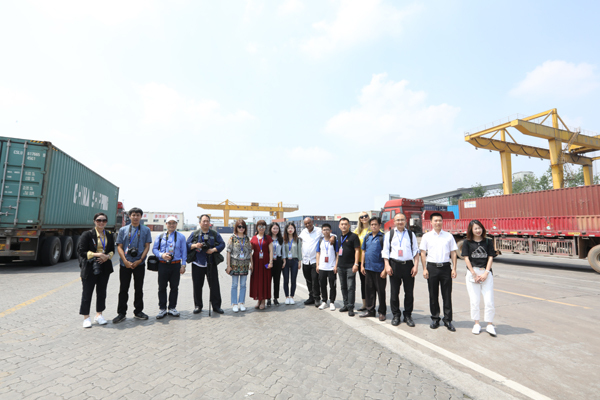 Photo de groupe des journalistes des médias étrangers au port de logistique de Xiangtang