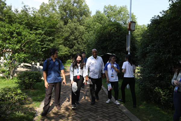 Des journalistes des médias étrangers visitent le site pittoresque de Huangmao Fenghuanggou pour découvrir le développement du tourisme culturel local