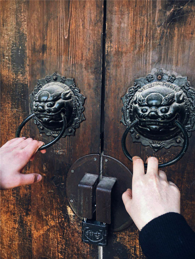 Le heurtoir de porte auxiliaire de forme unique fait également partie du paysage dans les hutongs de Beijing (Photo/ Chondoloeva Izat (Kirghizistan))
