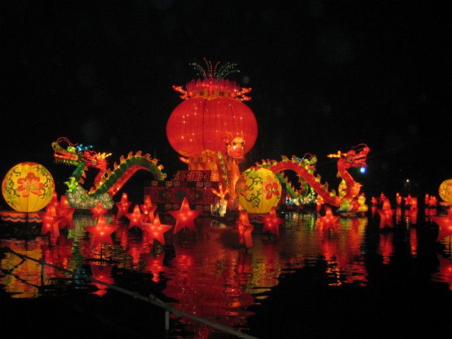 Différentes lanternes de Beijing pendant le Fête de la Mi-Automne (Photo/ Maleva Olga (Lettonie))