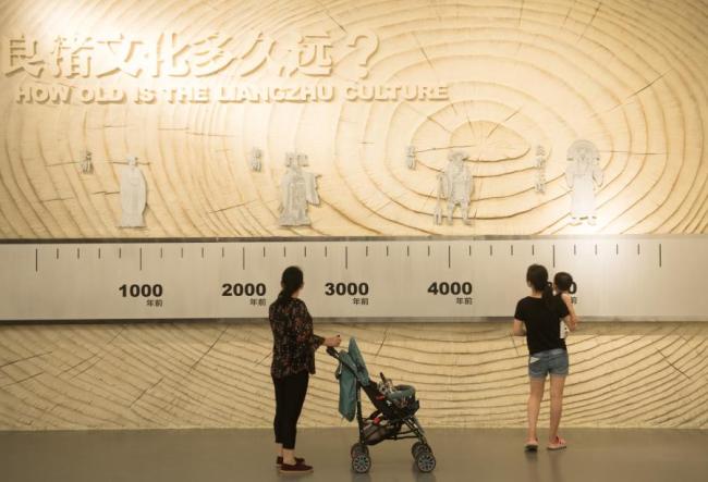 Des gens visitent le musée du site des vestiges de Liangzhu à Hangzhou, capitale de la province du Zhejiang (est de la Chine). (Xinhua / Weng Xinyang)<br><br>