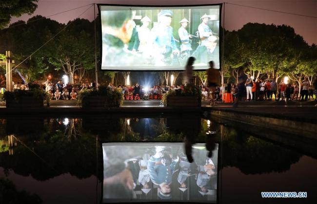  Des spectateurs regardent un film lors d'une soirée cinéma en plein air dans le parc sportif Minhang, à Shanghai, dans l'est de la Chine, le 7 juillet 2019. Les autorités de Shanghai ont organisé plus de 200 séances de cinéma en plein air en guise de divertissement estival pour le public, de juillet à septembre. (Photo : Fang Zhe)