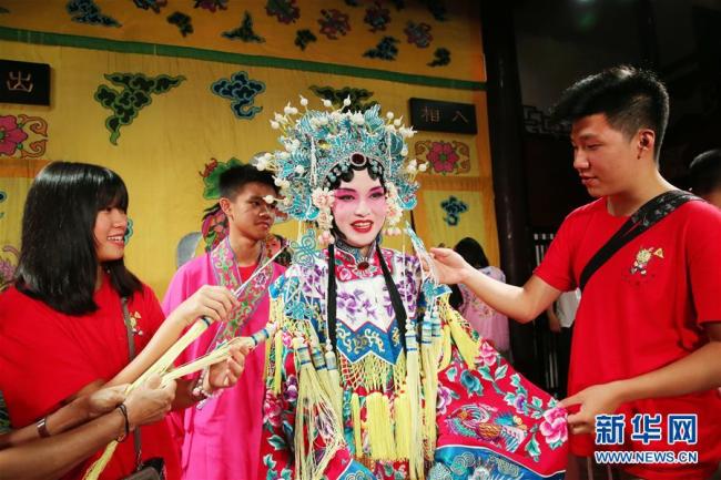 Le 8 juillet, des jeunes étrangers d’origine chinoise qui participent à une colonie de vacances à Nantong (province orientale du Jiangsu) visitent l’école des interprètes de l’Opéra de Beijing de la Société éducative Nantong Linggong, et font l’expérience des charmes de cet art scénique. 