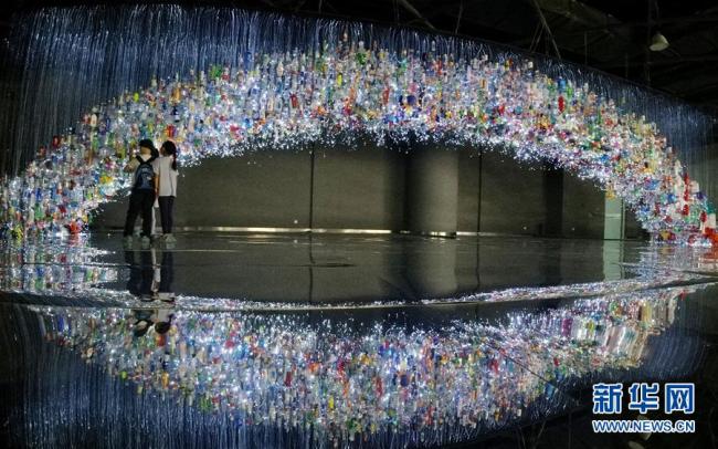 Une installation artistique en plastique recyclé exposée à Shanghai