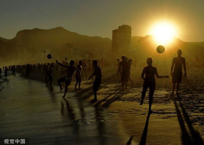Des amateurs de plage jouent avec des ballons sur la plage d'Ipanema, à Rio de Janeiro, au Brésil, le 29 juin 2019. (Photo / VCG)