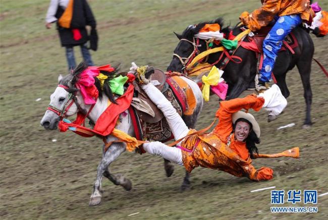 Le 30 juillet, lors d’un festival de courses de chevaux organisé dans le xian de Litang, dans la province du Sichuan, des bergers Khamba et Tibétains qui habitent dans la région historique de Kham ont présenté au public des performances d’équitation impressionnantes.