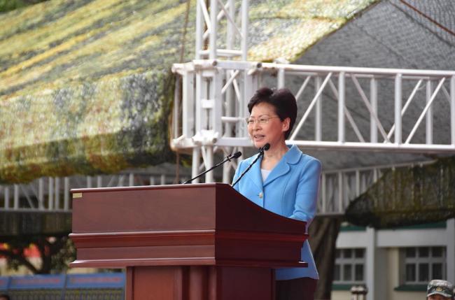 Carrie Lam, cheffe de l’exécutif de Hong Kong, prend la parole lors de la cérémonie de remise des diplômes du 9e Camp militaire de l’éducation supérieure de Hong Kong à la caserne San Wai de la garnison de Hong Kong de l’Armée populaire de libération chinoise (APL) à Fanling, à Hong Kong, le 11 août 2019. (Photo Wilson Chen / China Daily)
