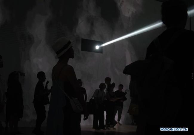Des gens visitent une exposition multimédia interactive au centre d'arts Lanjing à Beijing, capitale de la Chine, le 9 août 2019. L'exposition composée de musique, de lumières, d'images et de vidéos a débuté vendredi dernier pour offrir aux visiteurs une expérience immersive de l'art. (Xinhua/Jin Liangkuai)