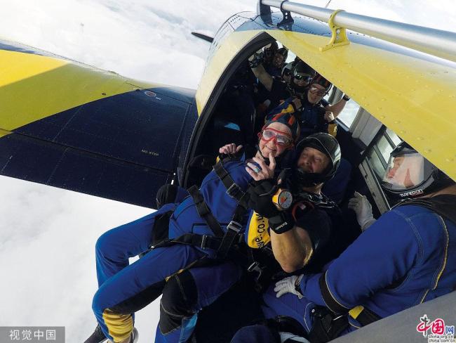 Une grand-mère de 94 ans saute en parachute à 15 000 pieds d’altitude