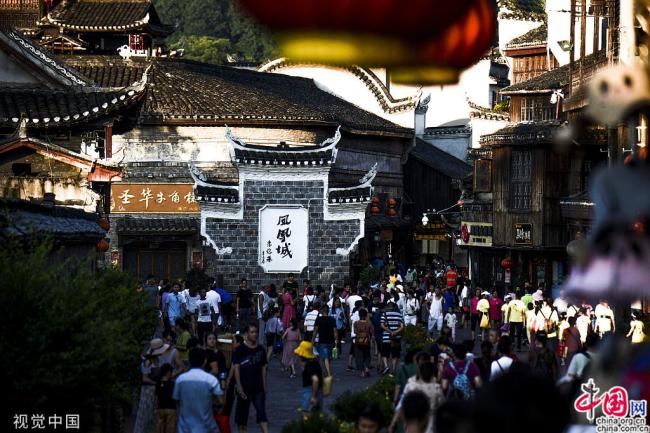 Photo prise le 10 août, montrant une ruelle encombrée de touristes dans le bourg antique de Fenghuang.