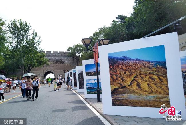 Tenue d’une exposition de photos aux pieds de la Grande Muraille