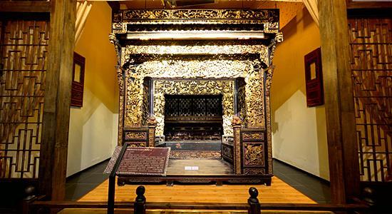 Le lit sculpté en or à six colonnes avec 5 contrebas