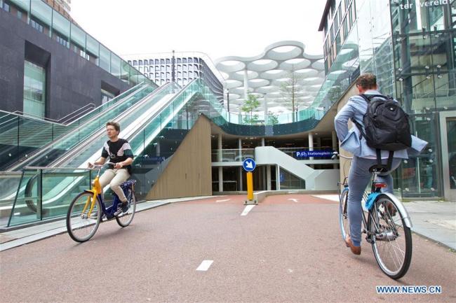 Un nouveau parking à vélos à Utrecht, aux Pays-Bas, le 19 août 2019. Ce parking à vélos de trois étages compte 12 500 places de stationnement. (Xinhua/Sylvia Lederer)