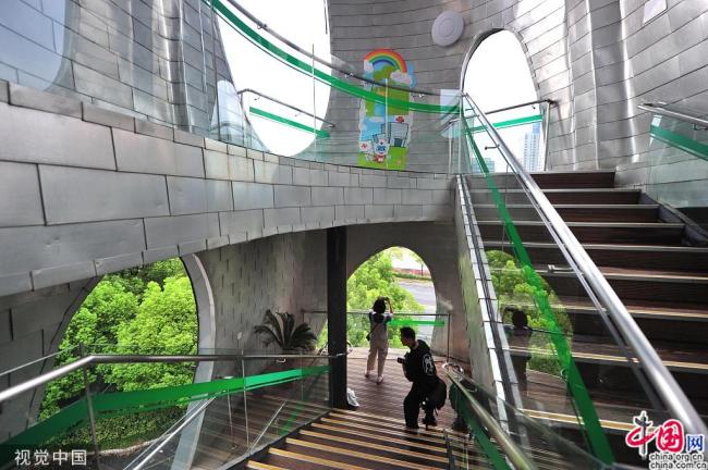 Venez découvrir une passerelle « futuriste » à Shanghai