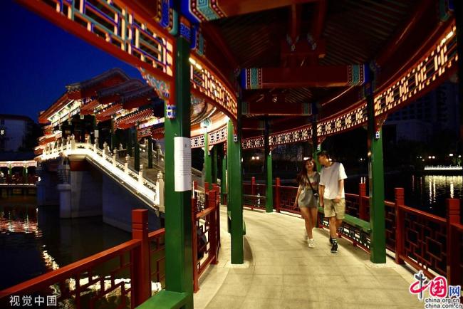 Photo prise le 2 septembre, montrant un couloir illuminé dans le parc Xihaizi à Beijing. Construit en 1936, le parc Xihaizi se situe dans le district de Tongzhou et au bord est du Grand Canal Beijing-Hangzhou. Il s’étend sur environ 14 hectares, dont 5,33 hectares d’eau. (Photos: Hei Jianjun/VCG)
