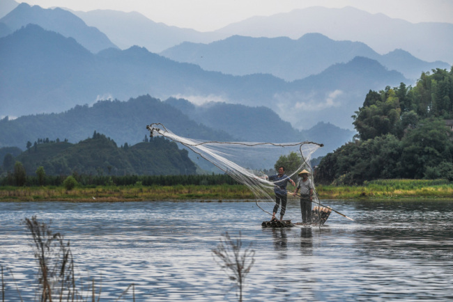 Un bateau électrique sur le lac Xiazhu le 8 août 2018 dans le comté. La région pittoresque a cessé d'utiliser des bateaux diesel. (Xinhua / Xu Yu)<br>Le 1er août 2018, après la fin de la suspension saisonnière de la pêche, qui dure trois mois, les pêcheurs du village de Hongxing, du comté de Chunan, dans la province du Zhejiang, reprennent la pêche dans la rivière Wuqing, qui se jette dans le lac Qiandao. (Xinhua / Xu Yu)<br>