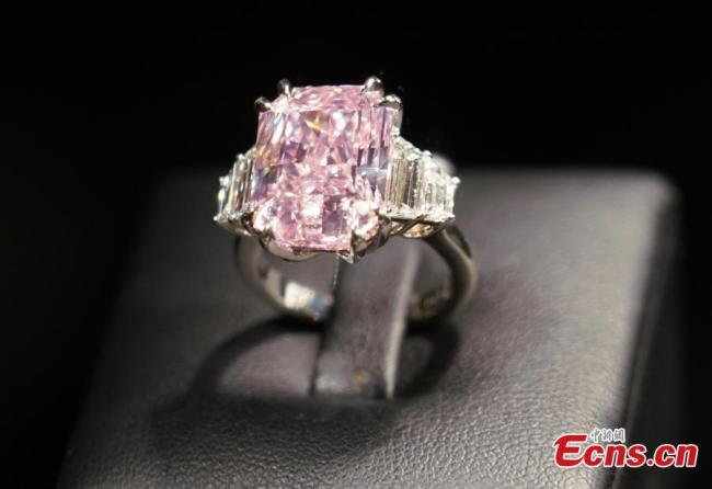 Un diamant de couleur rose vif pourpre éclatant d’une pureté intérieure parfaite de 10,64 carats est le lot phare de la vente de bijoux magnifiques et de jadéite de Sotheby’s Hong Kong, le 7 octobre. Son estimation est comprise entre 19,1 et 25,5 millions de dollars.