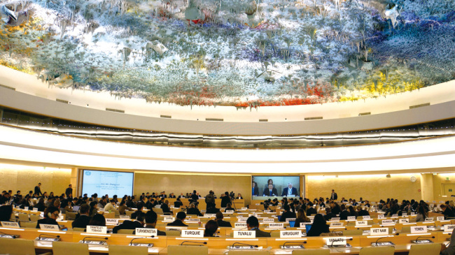Le Conseil des droits de l'homme des Nations Unies a adopté, respectivement en 2017 et 2019, les résolutions intitulées «La contribution du développement à la jouissance de tous les droits de l'homme», proposées par la Chine. Ces résolutions soulignent l'importance du développement pour la promotion et la protection des droits de l'homme. En 2018, le Conseil des droits de l'homme des Nations Unies a adopté une résolution proposée par la Chine, intitulée «Promouvoir une coopération mutuellement bénéfique dans le domaine des droits de l'homme».<br>Depuis 2009, la Chine a assisté à trois séries d’examens périodiques universels du Conseil des droits de l’homme. La plupart des pays se félicitent des réalisations de la Chine en matière du développement des droits de l'homme et de sa contribution à la cause des droits de l'homme dans le monde. (Photo crédit : CMG / Zhang Jinghao)<br>