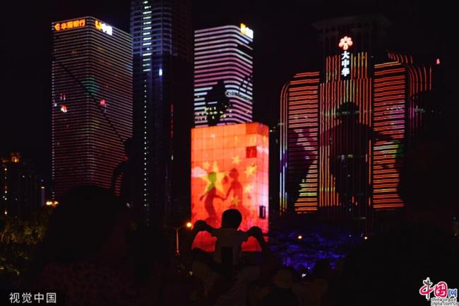 Le 21 septembre, pour célébrer l’arrivée de la Fête nationale, des spectacles de lumières ont été projetés sur des gratte-ciels dans le district de Futian, à Shenzhen.