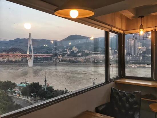 On peut voir le fleuve Changjiang et le pont Dongshuimen à travers la fenêtre du café