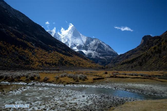Photo prise le 20 octobre 2019 montrant le paysage des monts enneigés dans le site pittoresque de Yading dans le district de Daocheng de la préfecture autonome tibétaine de Garze, dans la province chinoise du Sichuan (sud-ouest). (Xinhua/Tang Wenhao)