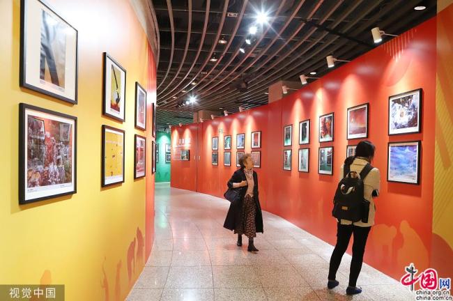 L’événement « Photo Beijing 2019 » aura lieu du 19 au 27 octobre au Monument du millénaire de Chine, à Beijing. Plus de 3400 photos et 98 œuvres numériques créées par des artistes internationaux présenteront aux visiteurs un festin acoustique et visuel magnifique. (Photos : Guo Haipeng/VCG)