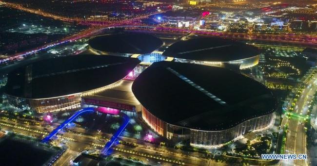 Photo aérienne prise le 27 octobre 2019 montrant une vue nocturne du Centre national des expositions et des congrès de Shanghai, site de la deuxième Exposition internationale d'importation de la Chine (CIIE) à Shanghai, dans l'est de la Chine. (Xinhua/Ding Ting)