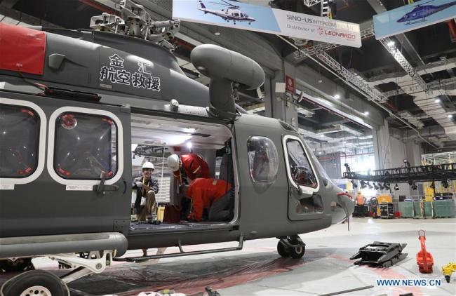 Des employés ajustent un hélicoptère présenté au Centre national des expositions et des congrès de Shanghai, site de la deuxième édition de l'Exposition internationale d'importation de la Chine (CIIE), à Shanghai, dans l'est de la Chine, le 30 octobre 2019. (Photo : Fang Zhe)