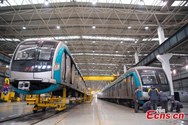 Des rames du métro de Beijing dans un atelier de maintenance