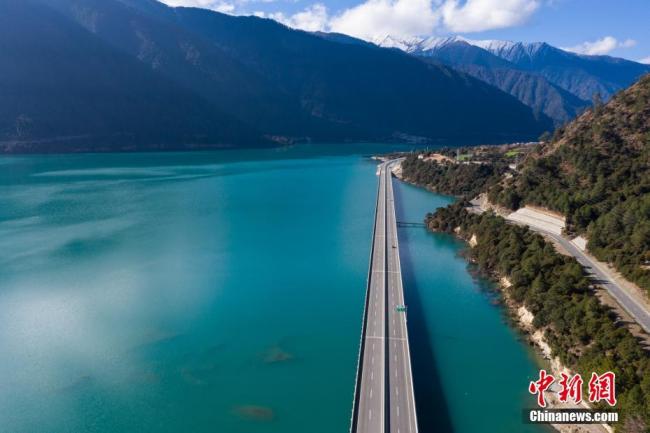 L'autoroute Lhassa-Linzhi, construite sur le plateau à 3000 mètres d'altitude, est un pivot de la région autonome du Tibet (sud-ouest de la Chine). Découvrez en images la beauté hivernale de cette route.