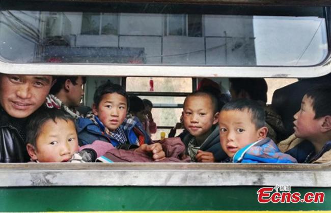 Dans le Sichuan, le train à l'ancienne reste vital pour les étudiants