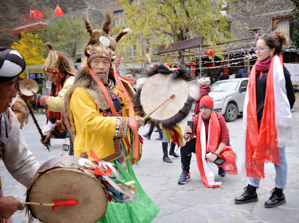 La délégation apprécie la représentation typique du patrimoine culturel immatériel de l’ethnie Qiang