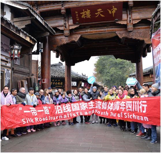La délégation visite la ville antique de Langzhong