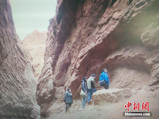 Selon l'Institut de recherche Kucha du Xinjiang, un relief d'Apsaras Volantes a été découvert dans le Grand Canyon de Kuqa, situé dans la région autonome ouïghoure du Xinjiang. (Photo/ China News Service)