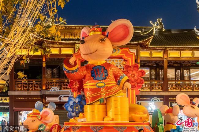 Le 8 décembre, soit un peu plus d’un mois avant le Nouvel An chinois (l’année du rat selon le calendrier lunaire chinois), une lanterne de « Rat de la fortune » a été installée dans le jardin de Yuyuan, à Shanghai, et a beaucoup attiré l’attention.