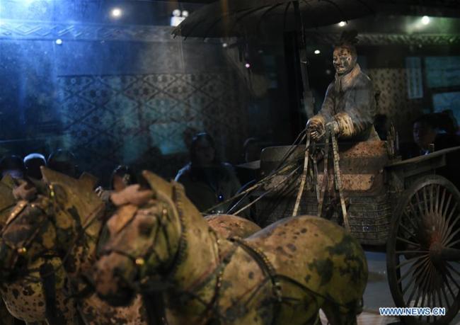  Photo prise le 5 décembre 2019 montrant le chariot n°1 et ses chevaux en bronze au musée du site du mausolée de l'empereur Qinshihuang à Xi'an, dans la province chinoise du Shaanxi (nord-ouest). (Photo : Li Yibo)