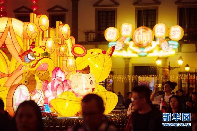 Le 18 janvier, pour célébrer l’arrivée de l’Année du Rat, la Région administrative spéciale (RAS) de Macao a fait allumer des lanternes thématiques sur 78 sites de la ville, dont le Largo do Senado, ce qui a attiré beaucoup d’habitants locaux amateurs de photographie.