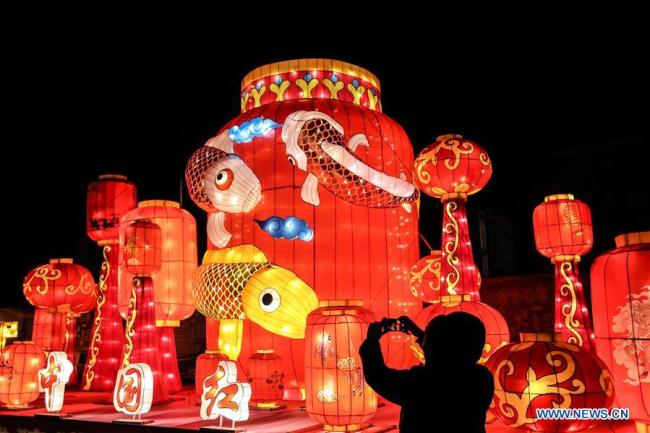 Un touriste prend des photos lors d'un festival des lanternes à Dalian, dans la province du Liaoning (nord-est de la Chine), le 17 janvier 2020. (Xinhua/Pan Yulong)