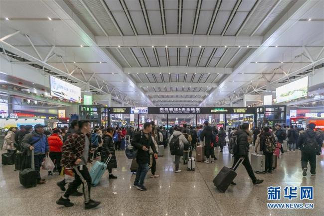 Photos prises le 19 janvier dans la salle d’attente de la gare de Hongqiao, à Shanghai. La période de pic de voyages avant la fête du Printemps a débuté le 10 janvier à travers la Chine. Selon le bureau de chemin de fer de Shanghai, la gare de Hongqiao a déjà enregistré 21,25 millions de voyages en neuf jours depuis le 10 janvier, avec une augmentation de 14,5% par rapport à l’année précédente.