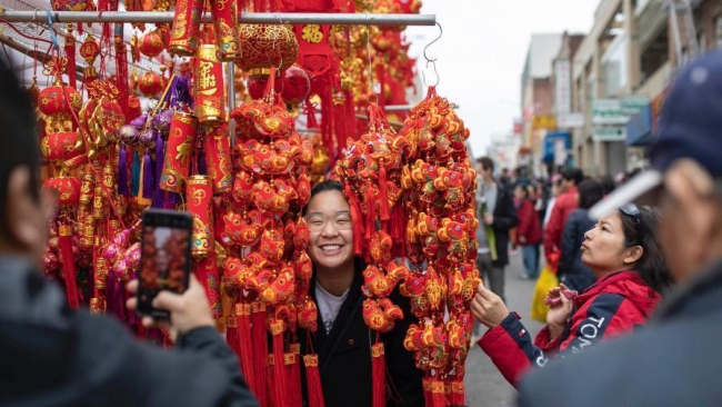 Les Chinois du quartier de Chinatown à San Francisco se préparent pour l'arrivée du Nouvel An chinois. Un marché aux fleurs de la fête du Printemps y est organisé tous les ans, et de nombreux visiteurs ont répondu présents pour assister à cet événement.