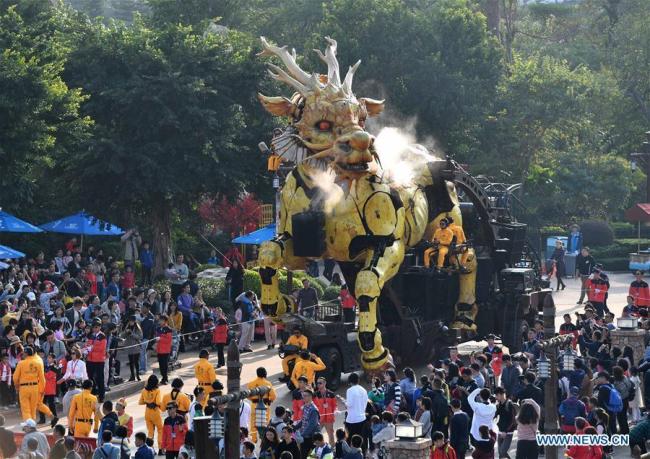 Le cheval-dragon mécanique Long Ma en spectacle à Zhuhai