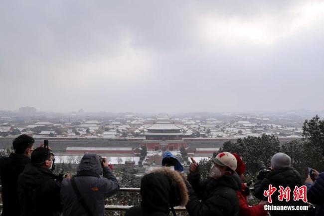 Le 5 février, la ville de Beijing a connu sa deuxième chute de neige de l’Année du Rat. Il s’agit de la première neige du printemps selon le calendrier lunaire chinois. Comme le dit un proverbe chinois : « neige abondante annonce année opulente ». Certains habitants sont sortis de chez eux pour admirer ces paysages magnifiques.