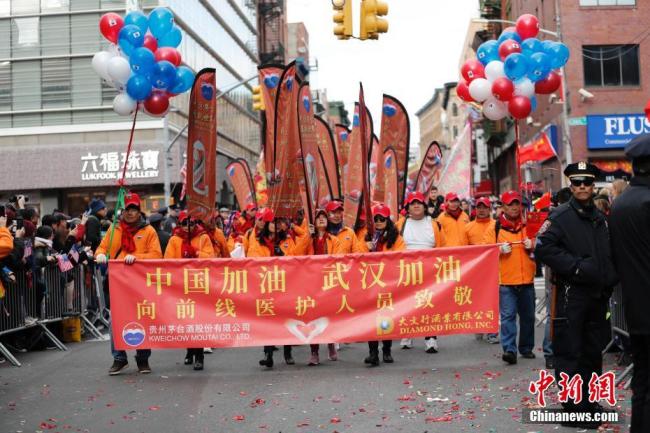 Le 3 février, le 21e défilé des chars de New York a eu lieu au quartier de Chinatown. A cette occasion, les Chinois de la ville ont défilé pour encourager Wuhan face à l’épidémie de nouveau coronavirus.