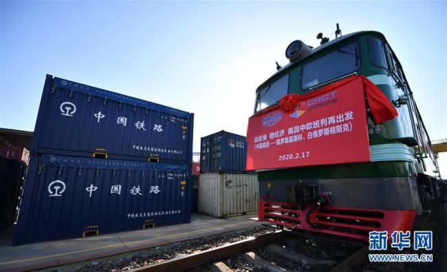 Photo prise le 17 février montrant un train de fret Chine-Europe à Nanchang avant son départ pour Moscou (Russie) puis Minsk (Bélarus), marquant ainsi la reprise de la circulation normale des trains de fret Chine-Europe.