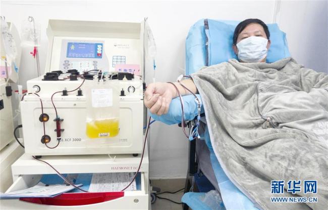 Quatre patients guéris donnent leur plasma, le 17 février, au Wuhan Blood Center.
