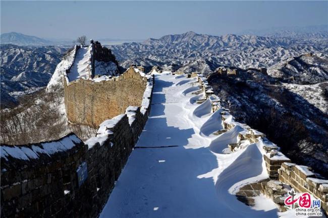 Le 14 février, de fortes chutes de neige ont frappé le nord de la Chine pendant 12 heures consécutives, après lesquelles la section de Jinshanling de la Grande Muraille s’est retrouvée recouverte par une épaisse couche de neige.