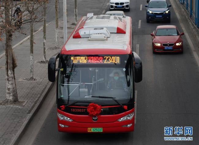 Le 27 février, un bus d’une nouvelle ligne créée sur mesure circule à Beijing. (Photo: Zhang Chenlin/Xinhua)