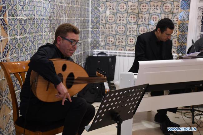 Deux musiciens tunisiens animent un mini-concert de musique en solidarité avec le peuple chinois