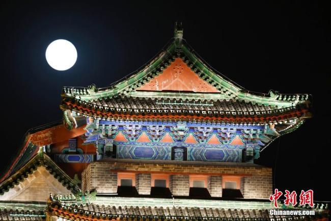 La tour des flèches de la porte de Zhangyang illuminée par la super lune, le 10 mars, à Beijing.