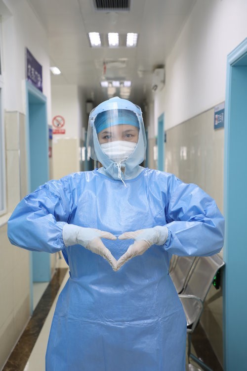 Une dame du personnel médical encourage la Chine